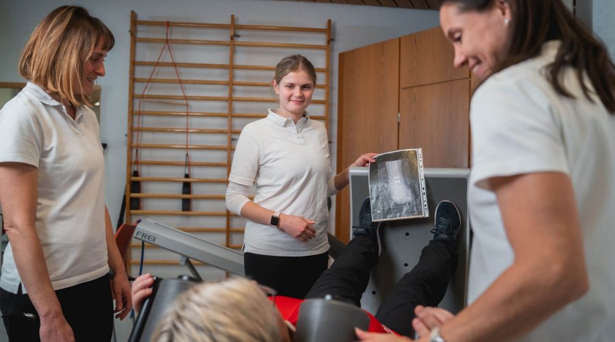 Arthrose Unser Fachpersonal kümmert sich um einen Patienten.