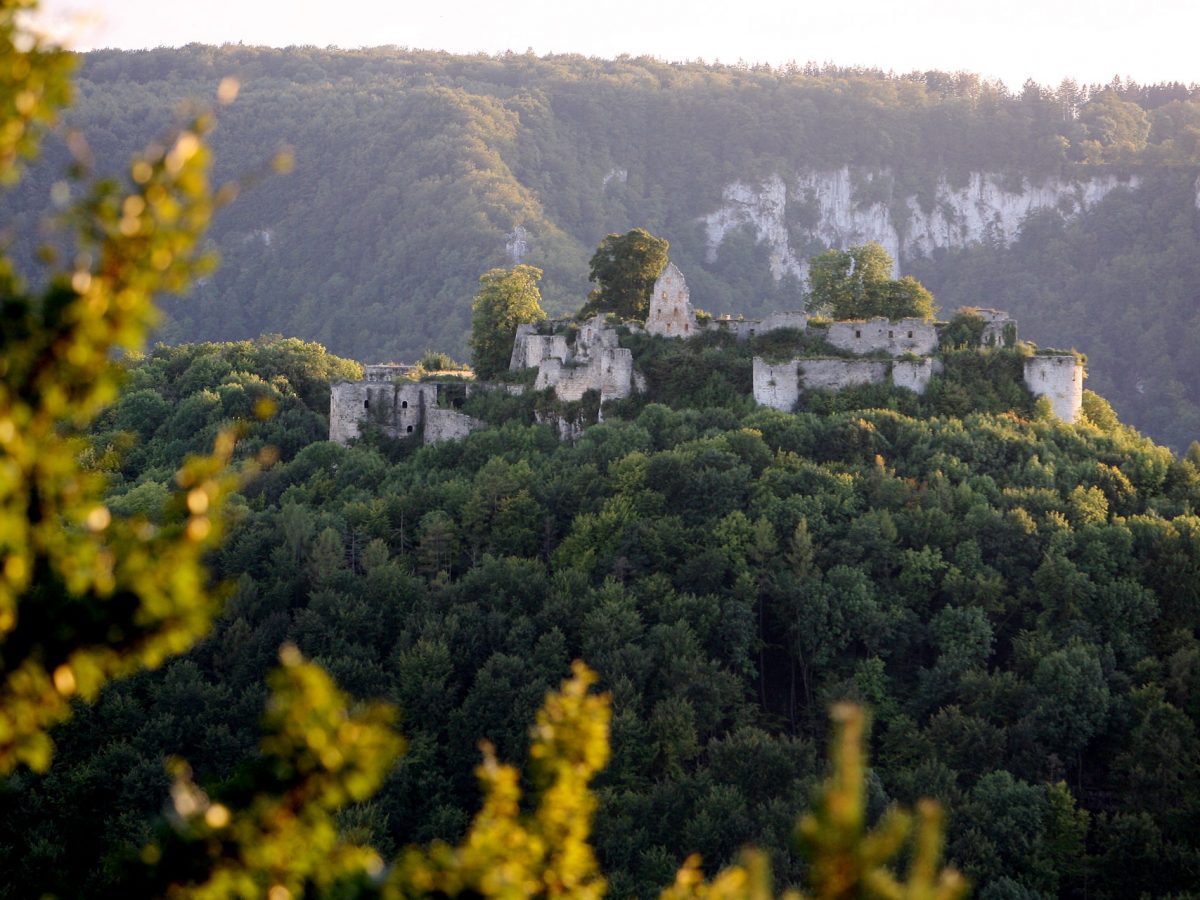 Blick auf Hülben-Nägelsfelsen-Hohenurach